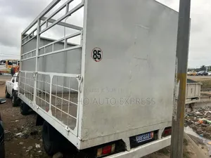 Camion Carrosserie Isuzu Année 2016.