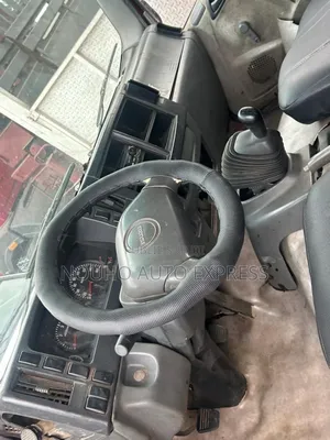 Camion Carrosserie Isuzu Année 2016.