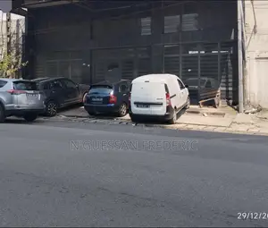 À Louer Magasin 400m2 À Marcory Zone 4 en Bordure Du Goudron