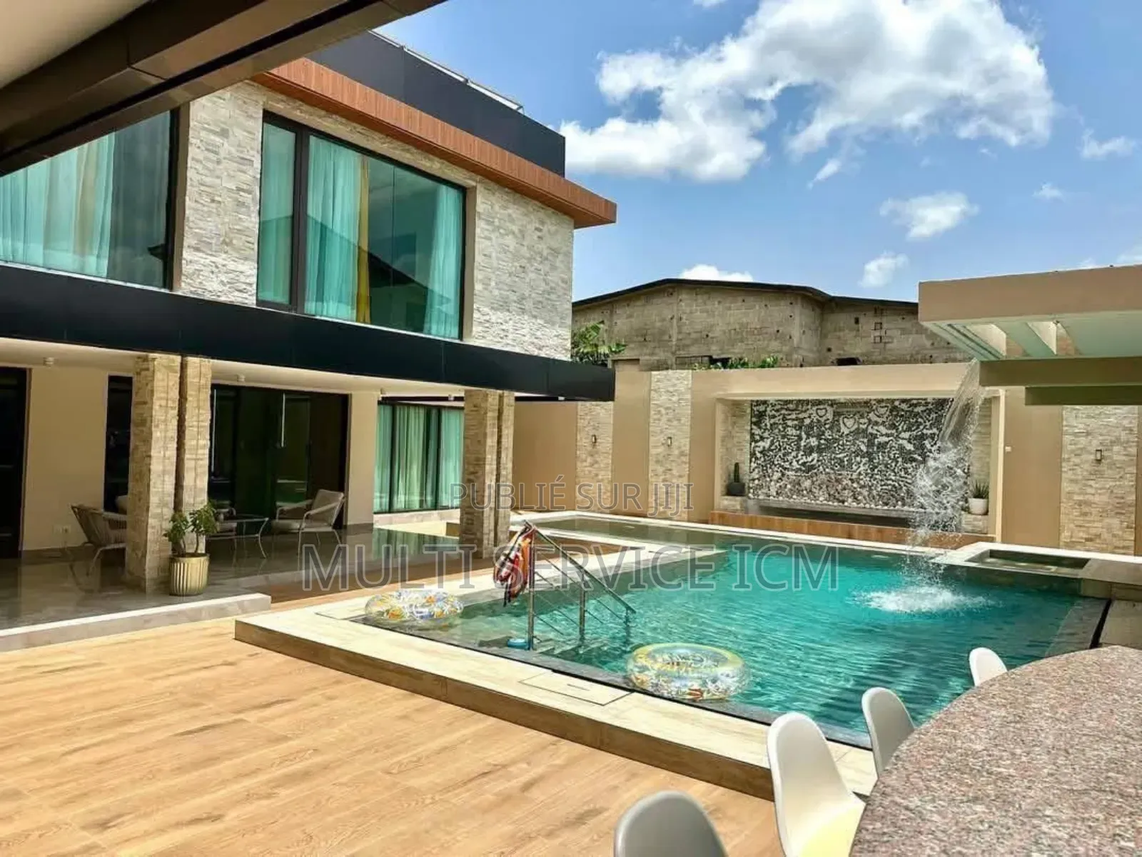 Furnished 8chbre Duplex dans Ismaël Coulibaly, Cocody à Vendre