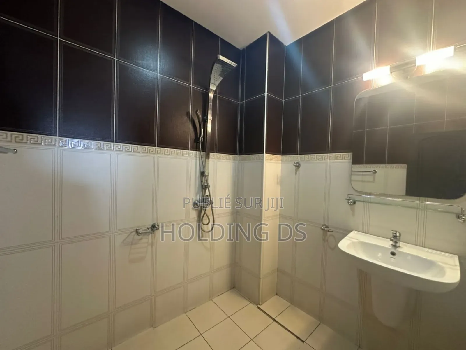 Furnished 3chbre Appartement dans Location Immobilière, Cocody à Louer