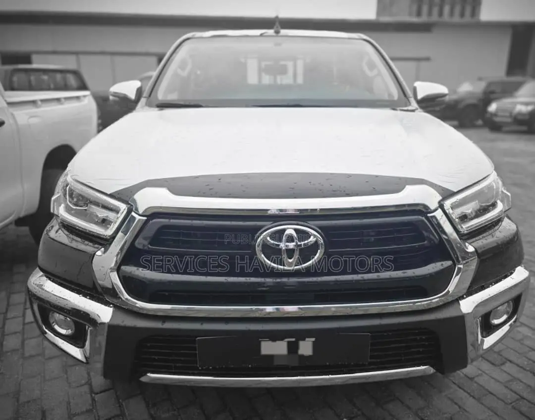 New Toyota Hilux 2025 Black