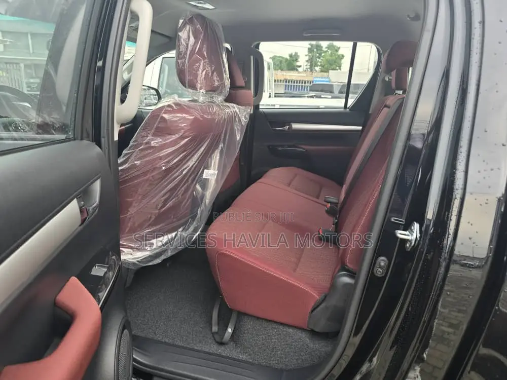 New Toyota Hilux 2025 Black