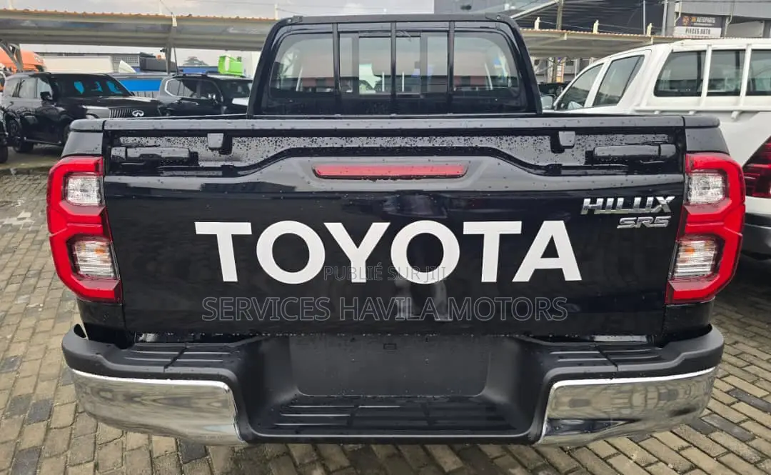 New Toyota Hilux 2025 Black