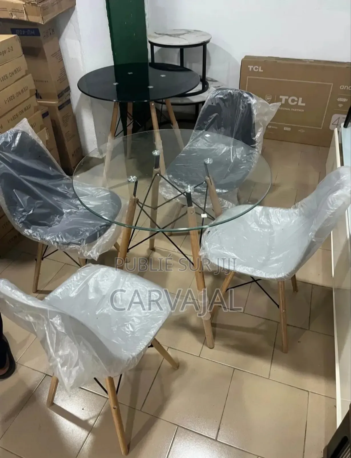 Ensemble De Tables À Manger Et Chaises