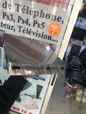 Magasins Situé À Yopougon