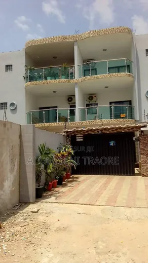 Nous Vendons Un Immeuble De R+2