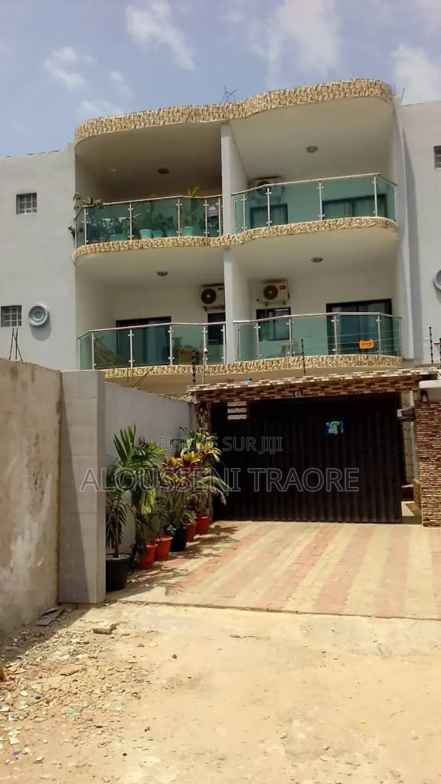 Nous Vendons Un Immeuble De R+2