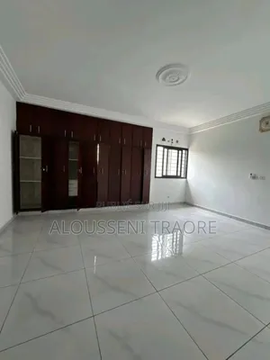 Nous Vendons Un Immeuble De R+2