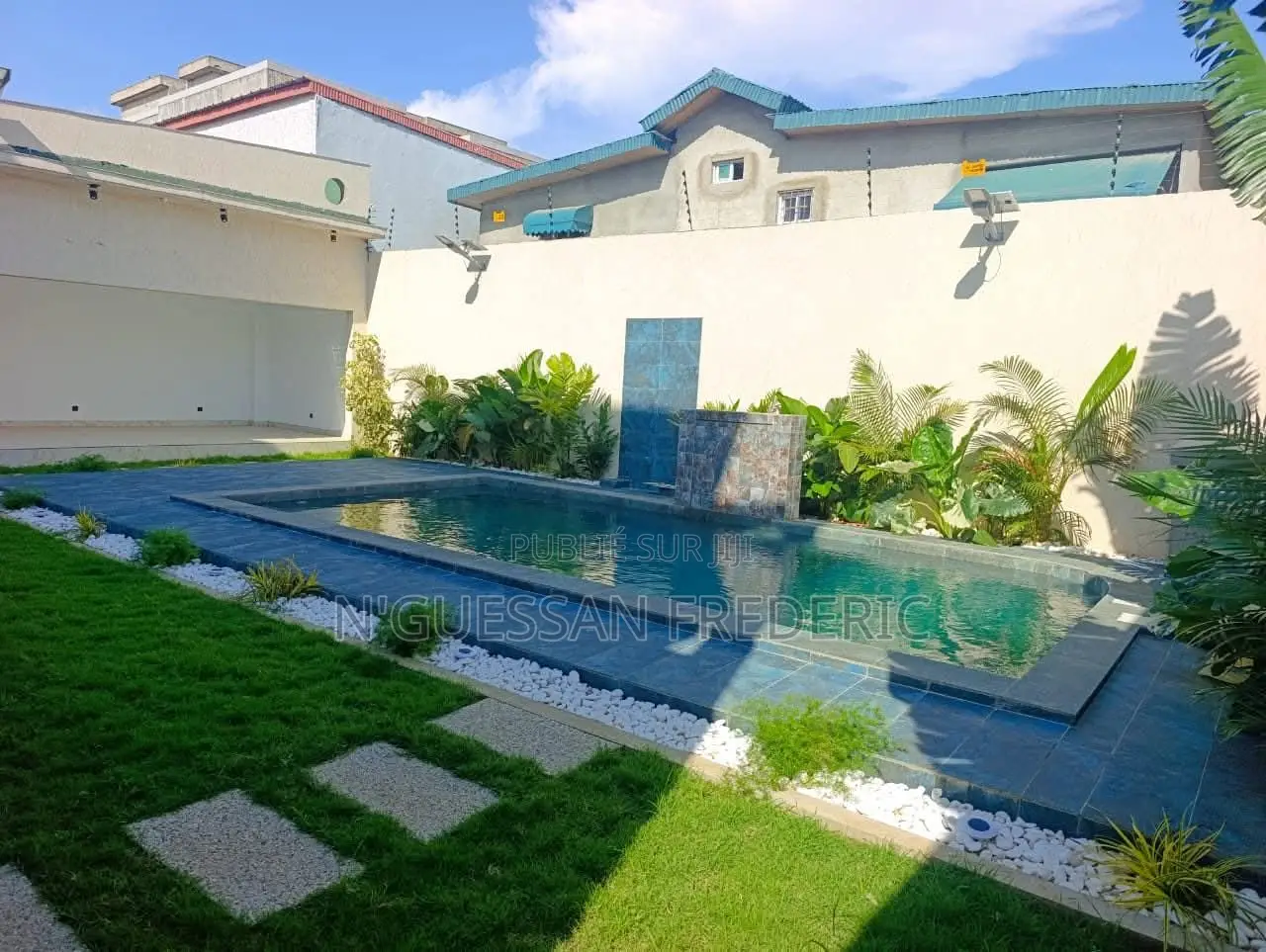 5chbre Villa dans Cocody à Vendre
