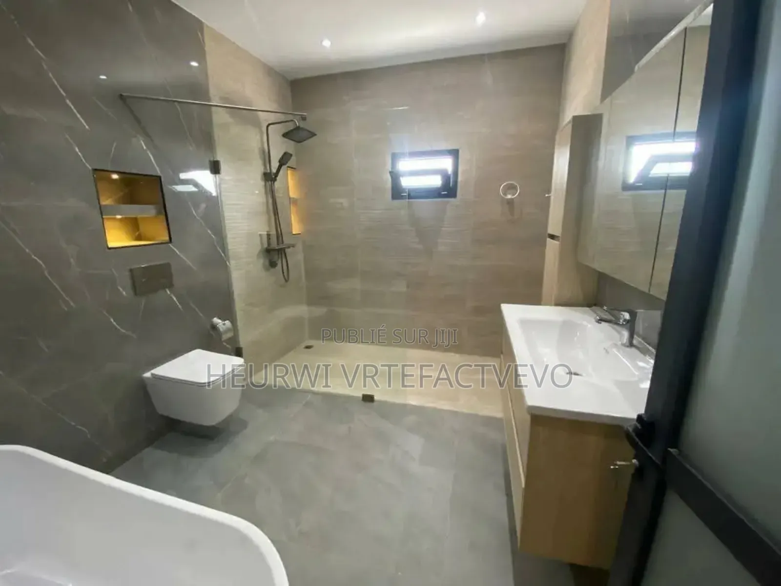 5chbre Duplex dans Palais De Justice, Bingerville à Vendre