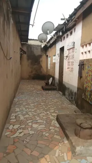 7chbre Maison de ville/terrasse dans Cour Commune, Yopougon à Vendre