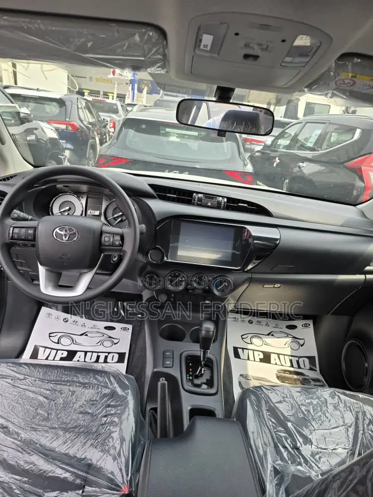 Neuf Toyota Hilux 2025 Gris