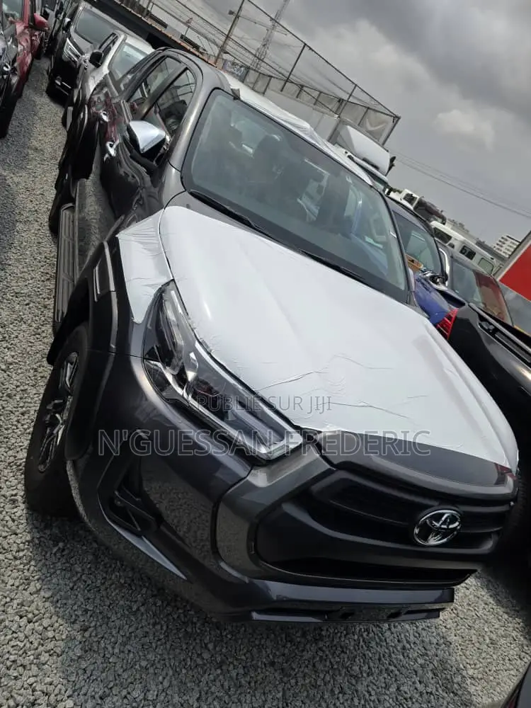 Neuf Toyota Hilux 2025 Gris