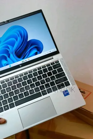 Neuf HP EliteBook 830 G8 16GB Intel Core I7 SSD 512GB