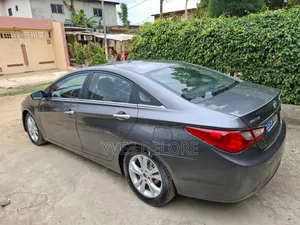 Hyundai Sonata SE Sedan FWD (2.4L 4cyl 6A) 2013 Gris