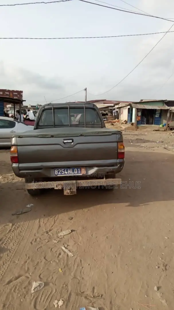 Mitsubishi L200 1998 Gris