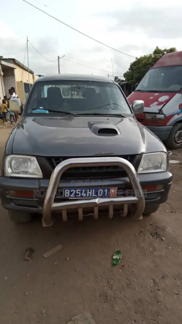 Mitsubishi L200 1998 Gris