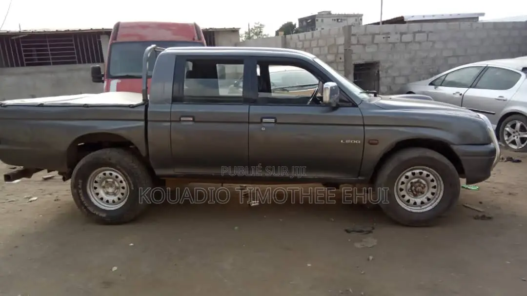 Mitsubishi L200 1998 Gris