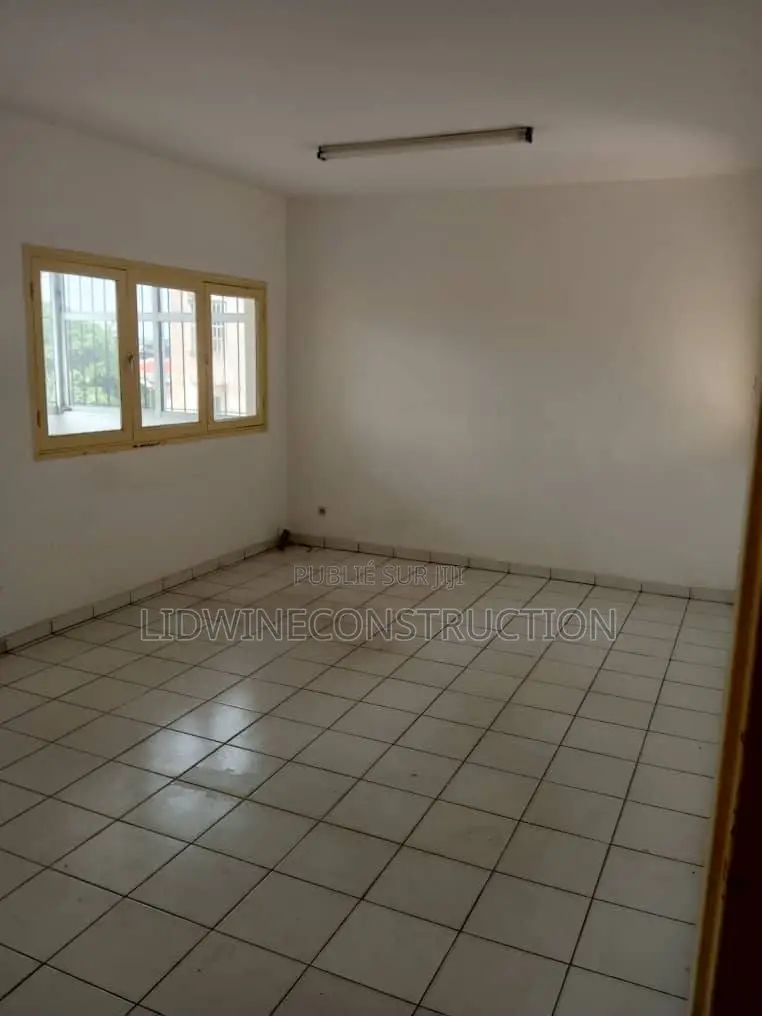 4chbre Appartement dans Deux Plateaux à Louer