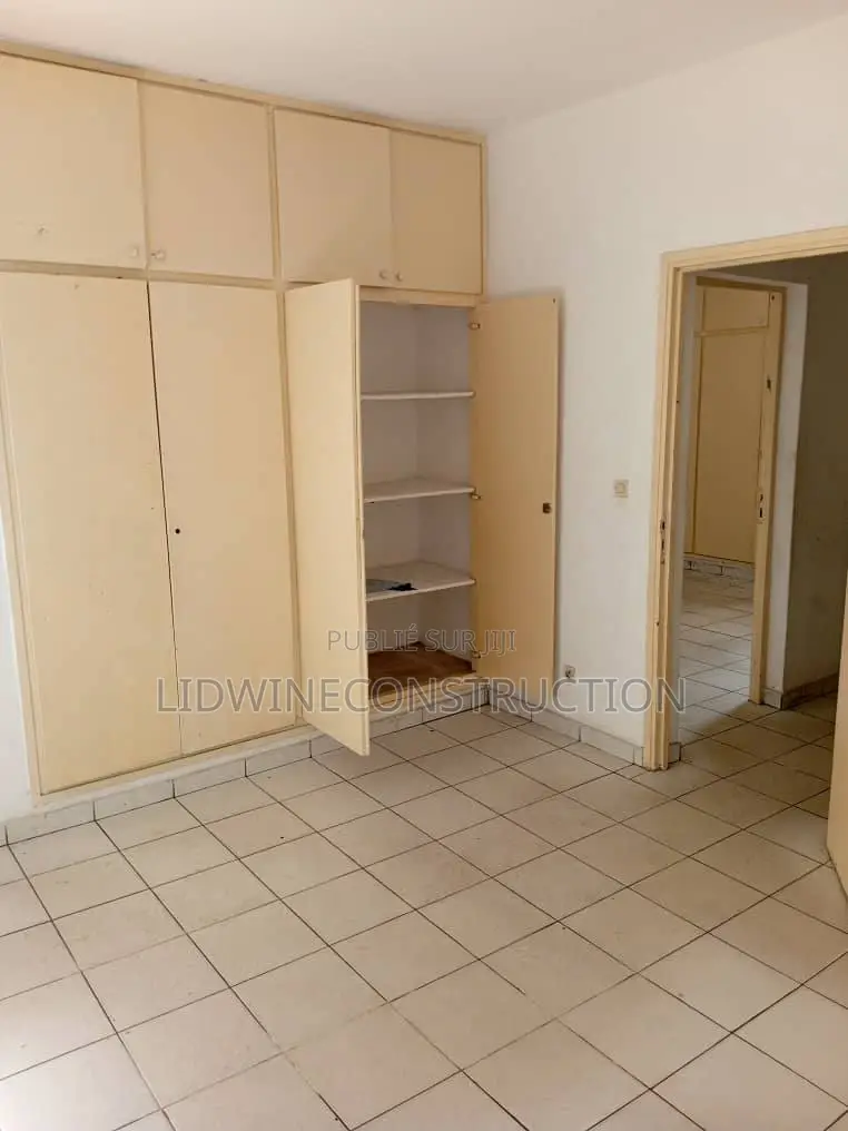 4chbre Appartement dans Deux Plateaux à Louer