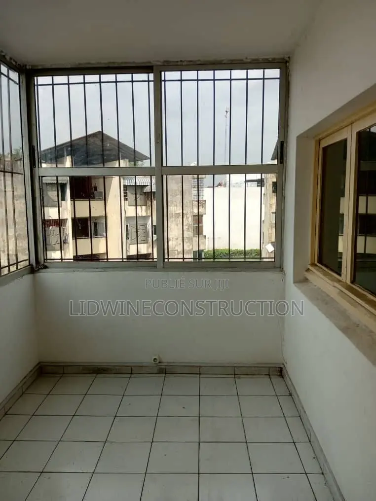 4chbre Appartement dans Deux Plateaux à Louer