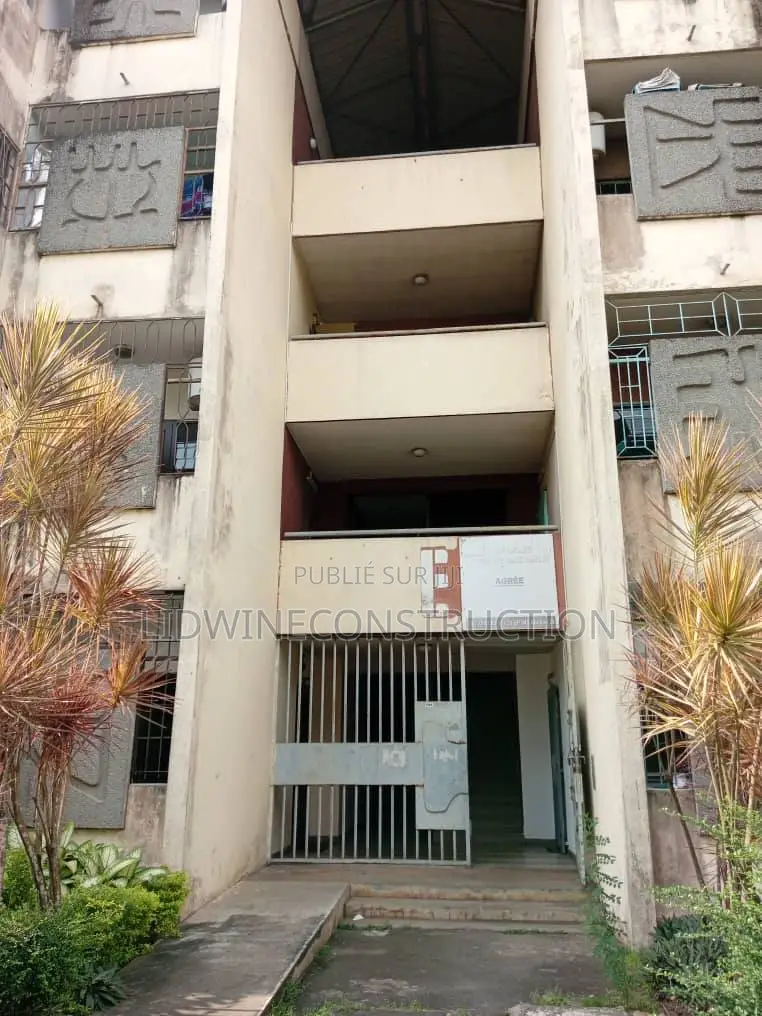 4chbre Appartement dans Deux Plateaux à Louer