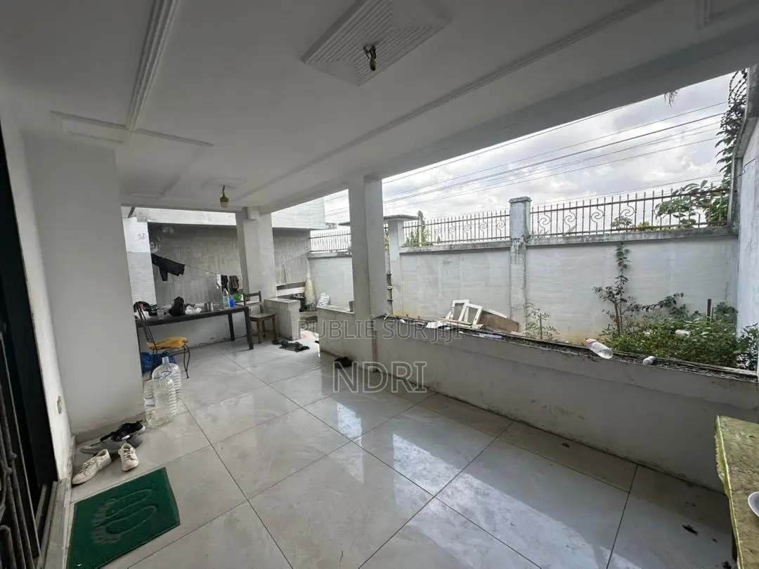5chbre Villa dans Building House, Cocody à Vendre