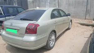 Toyota Avensis 1998 Gris