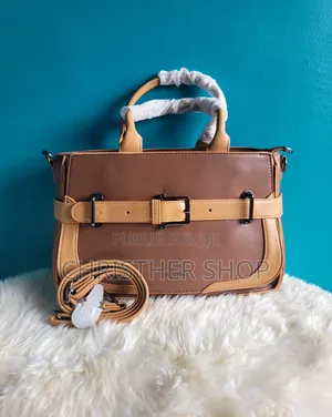 Sac À Main Pedra en Cuir Sous Plusieurs Coloris