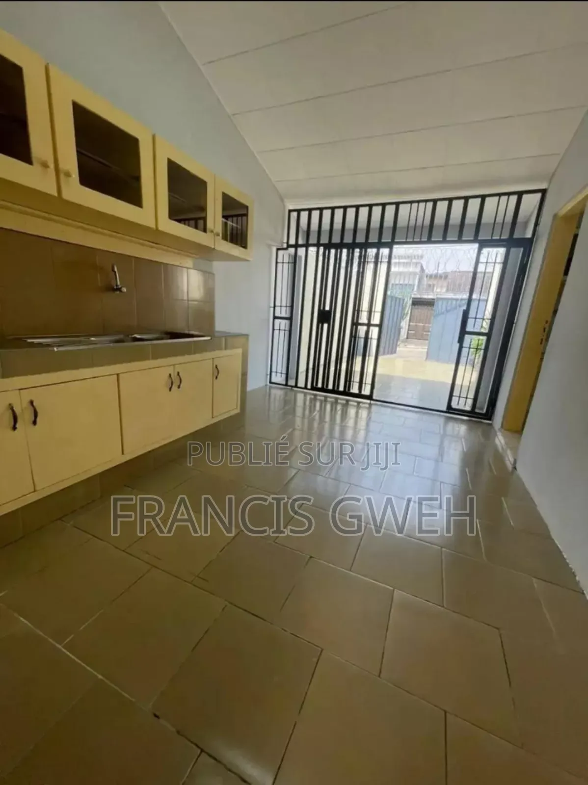 3chbre Duplex dans Francis Gweh, Cocody à Louer