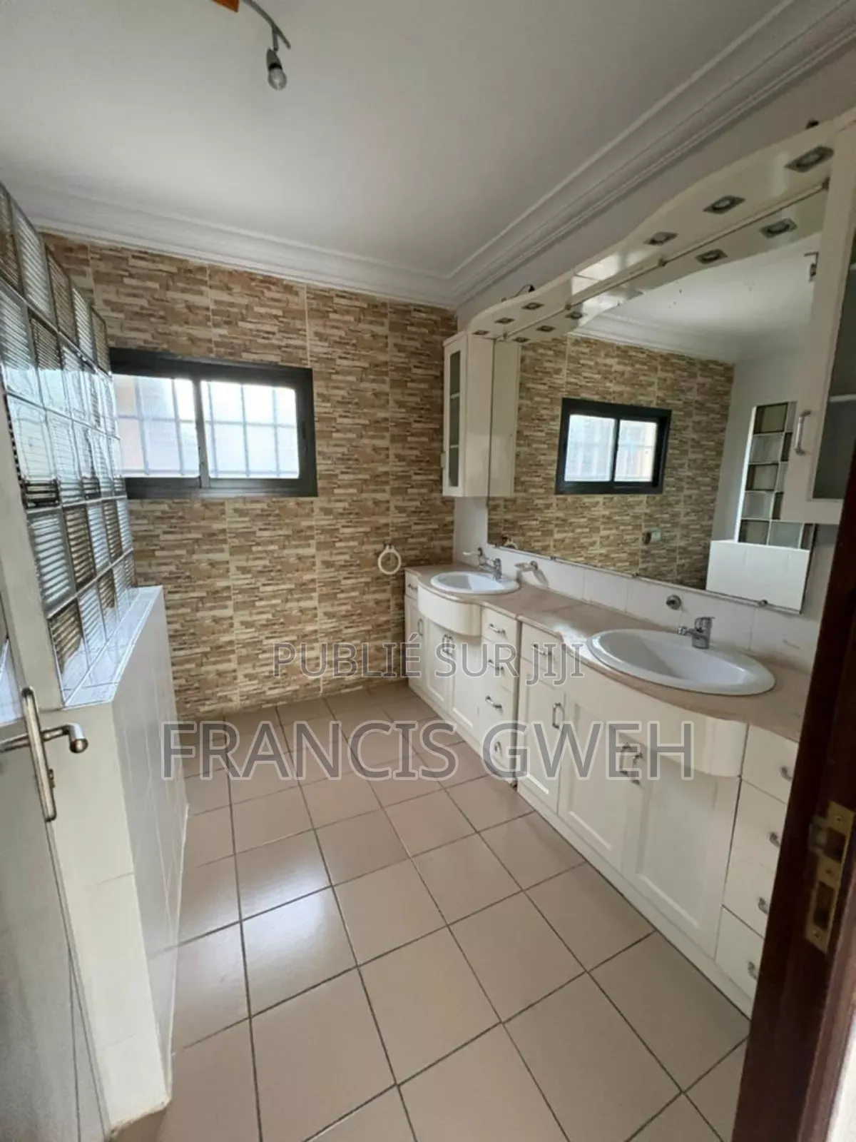 5chbre Duplex dans Francis Gweh, Cocody à Louer