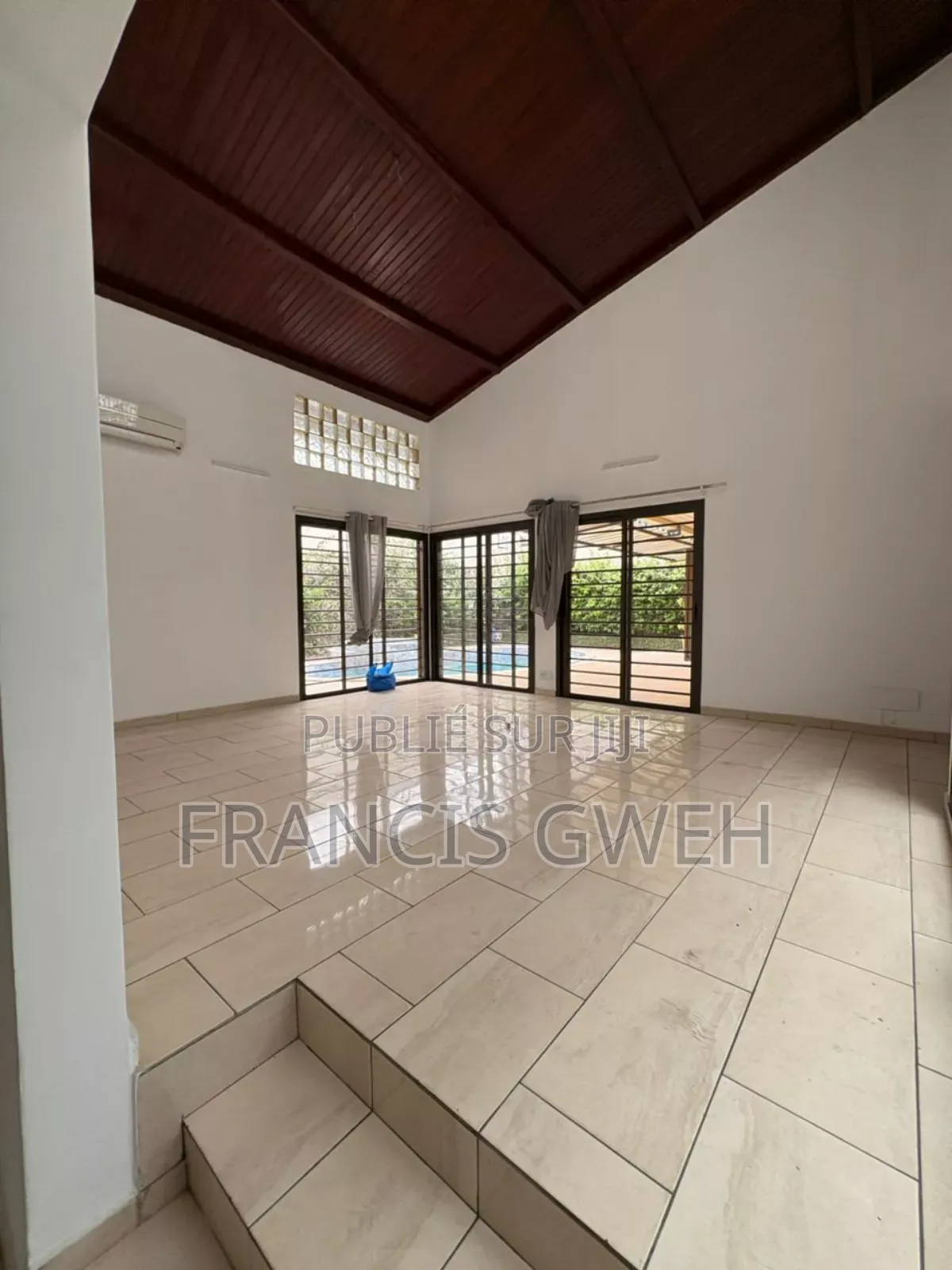 5chbre Duplex dans Francis Gweh, Cocody à Louer