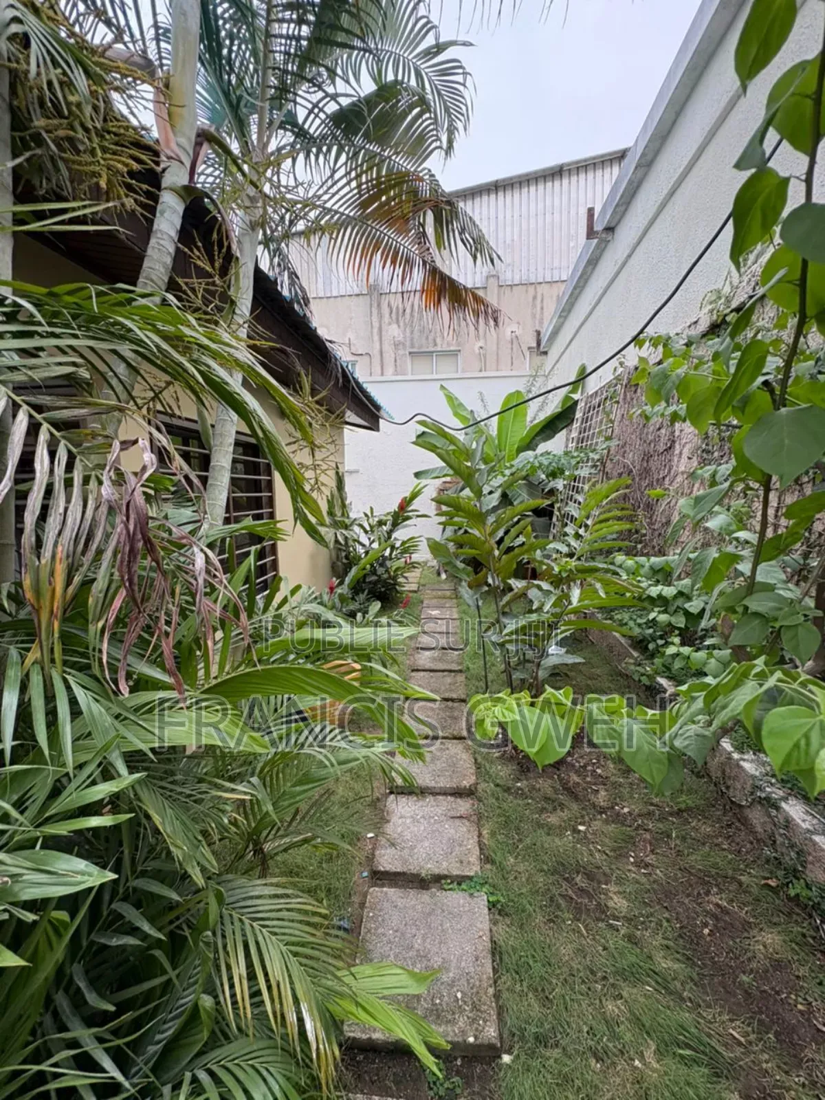 5chbre Duplex dans Francis Gweh, Cocody à Louer