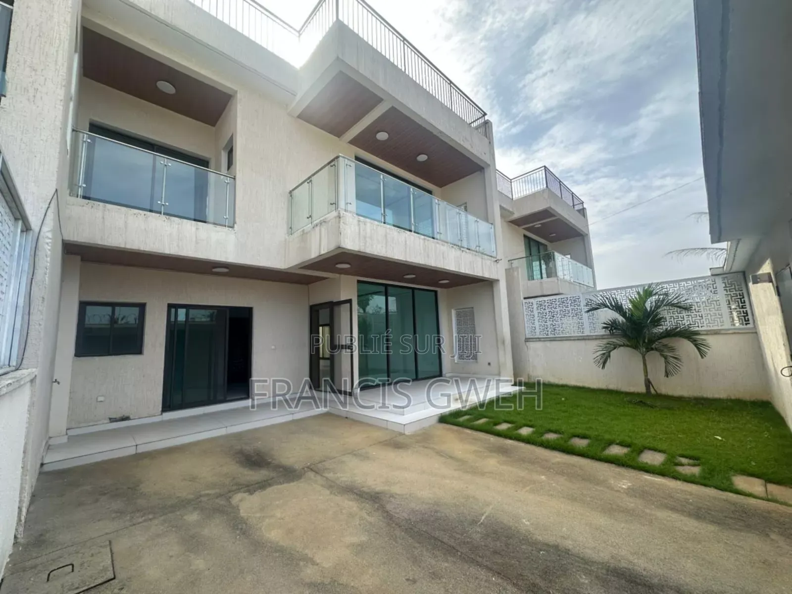 4chbre Duplex dans Francis Gweh, Cocody à Louer