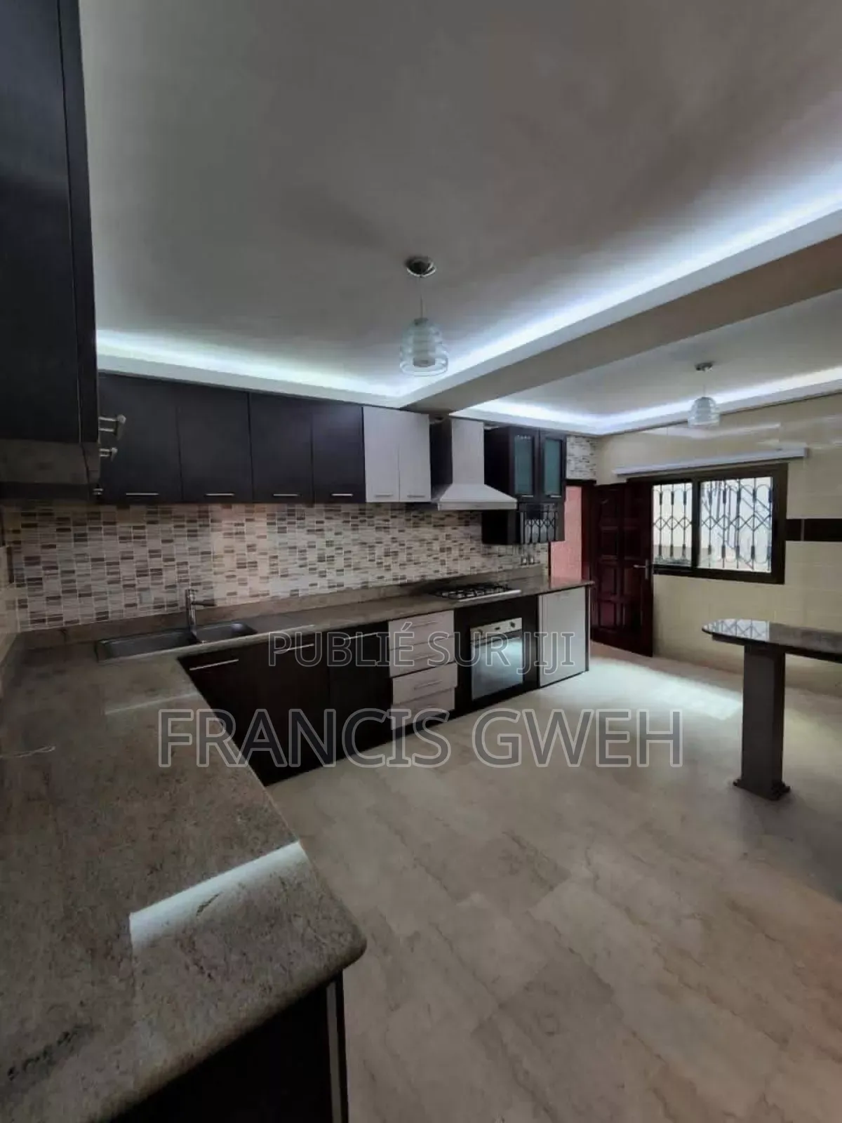 5chbre Duplex dans Francis Gweh, Cocody à Louer