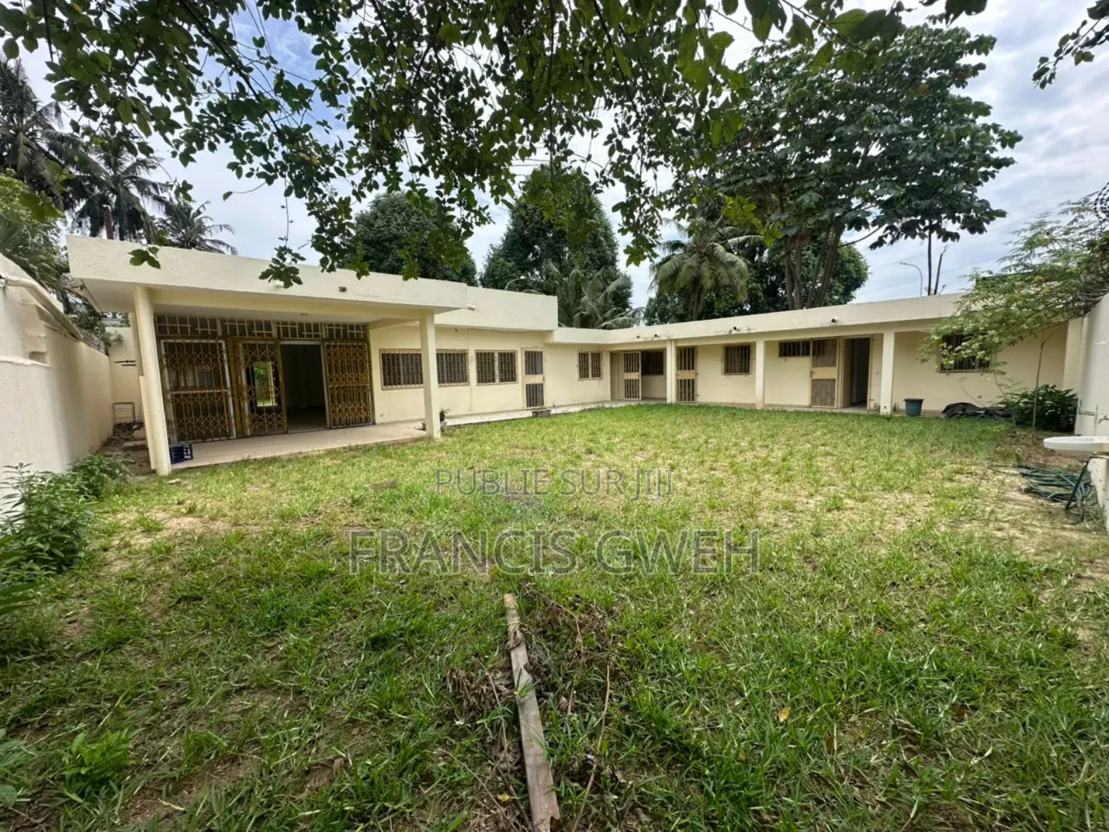 4chbre Villa dans Francis Gweh, Cocody à Louer