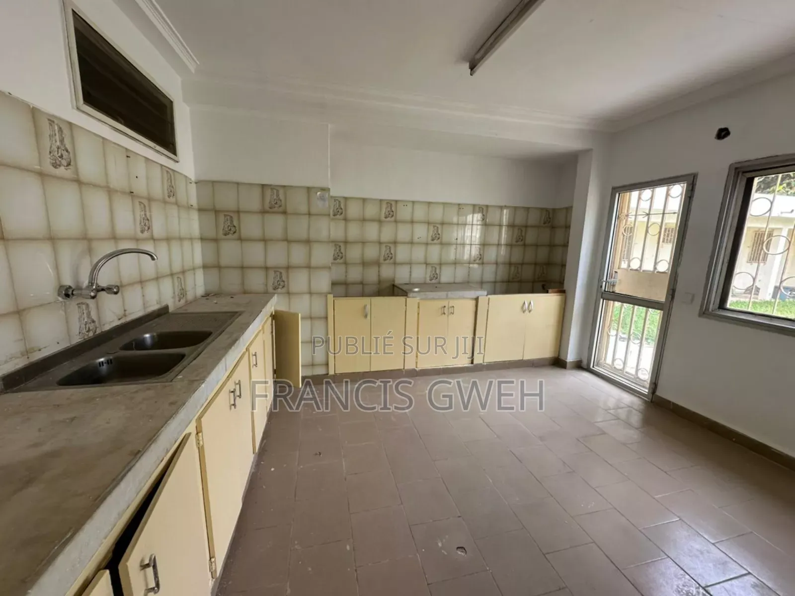 4chbre Villa dans Francis Gweh, Cocody à Louer