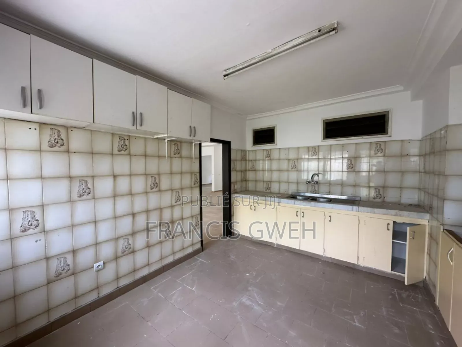 4chbre Villa dans Francis Gweh, Cocody à Louer