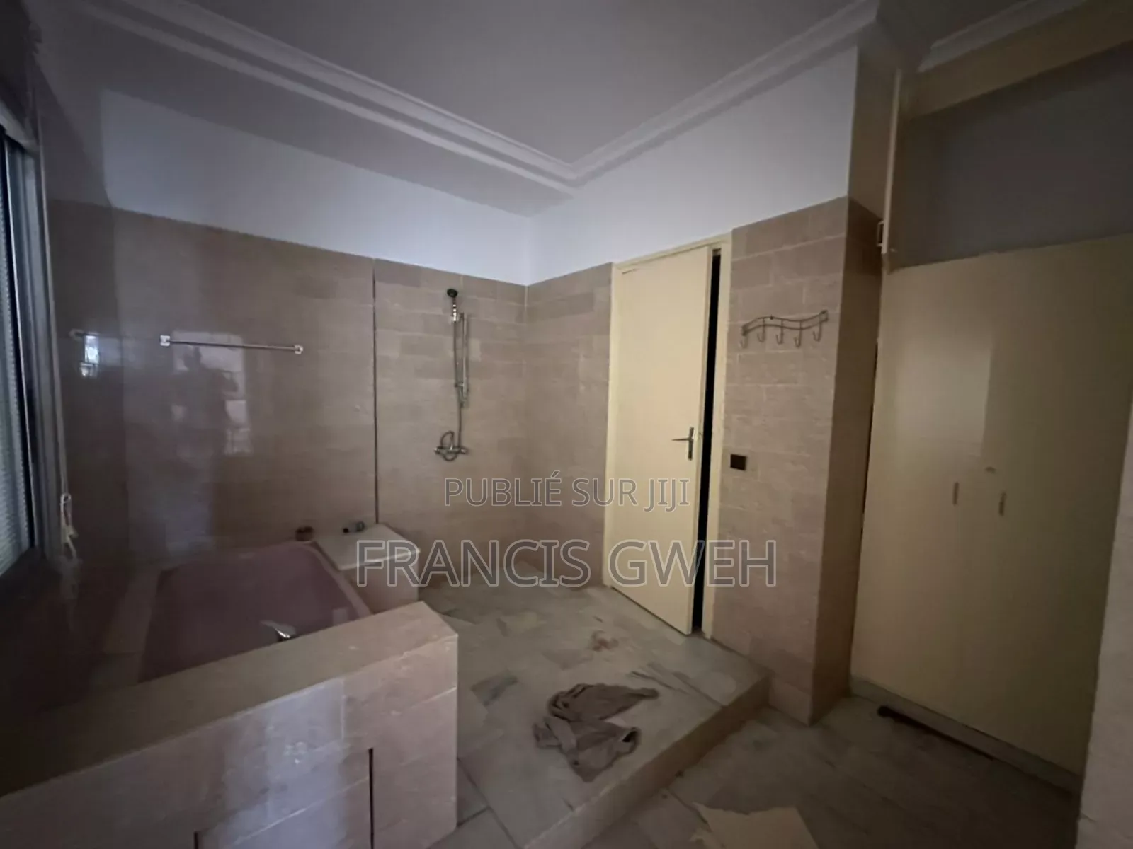 4chbre Villa dans Francis Gweh, Cocody à Louer