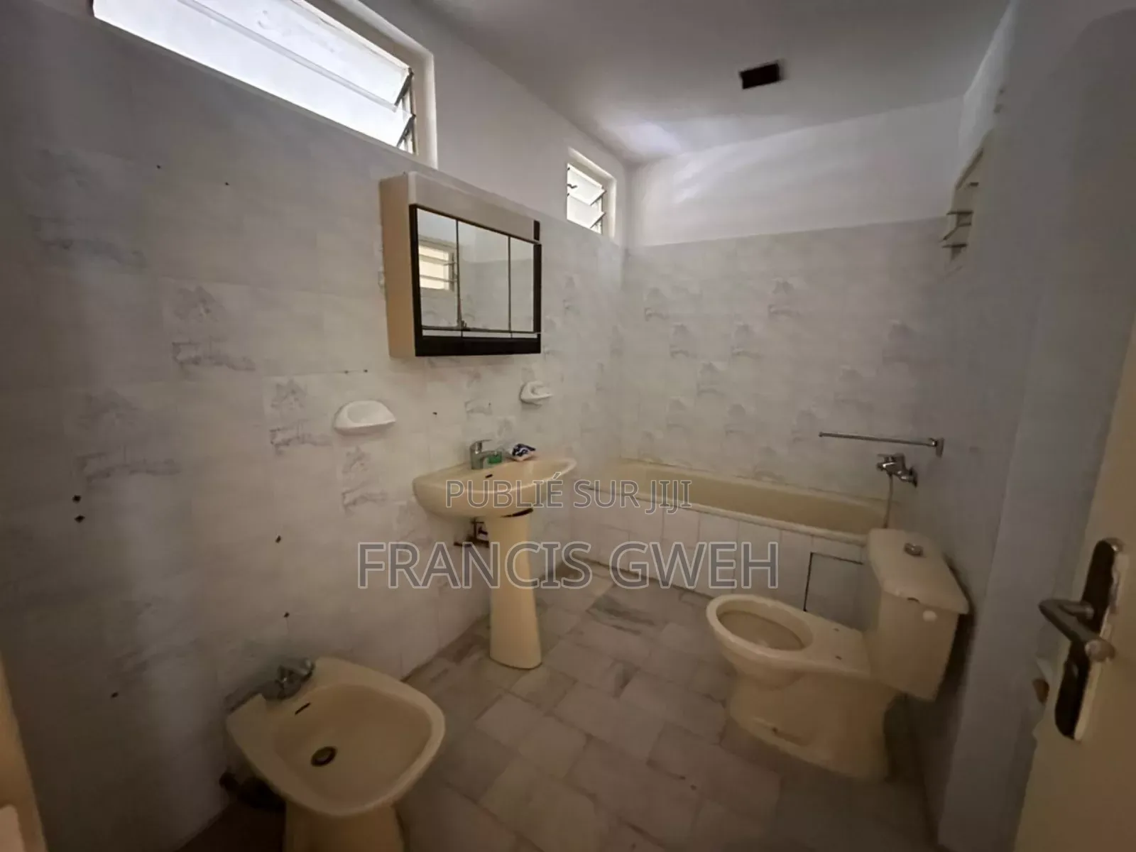 4chbre Villa dans Francis Gweh, Cocody à Louer