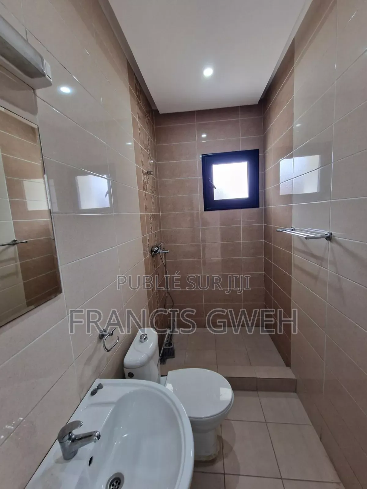 3chbre Appartement dans Francis Gweh, Cocody à Louer