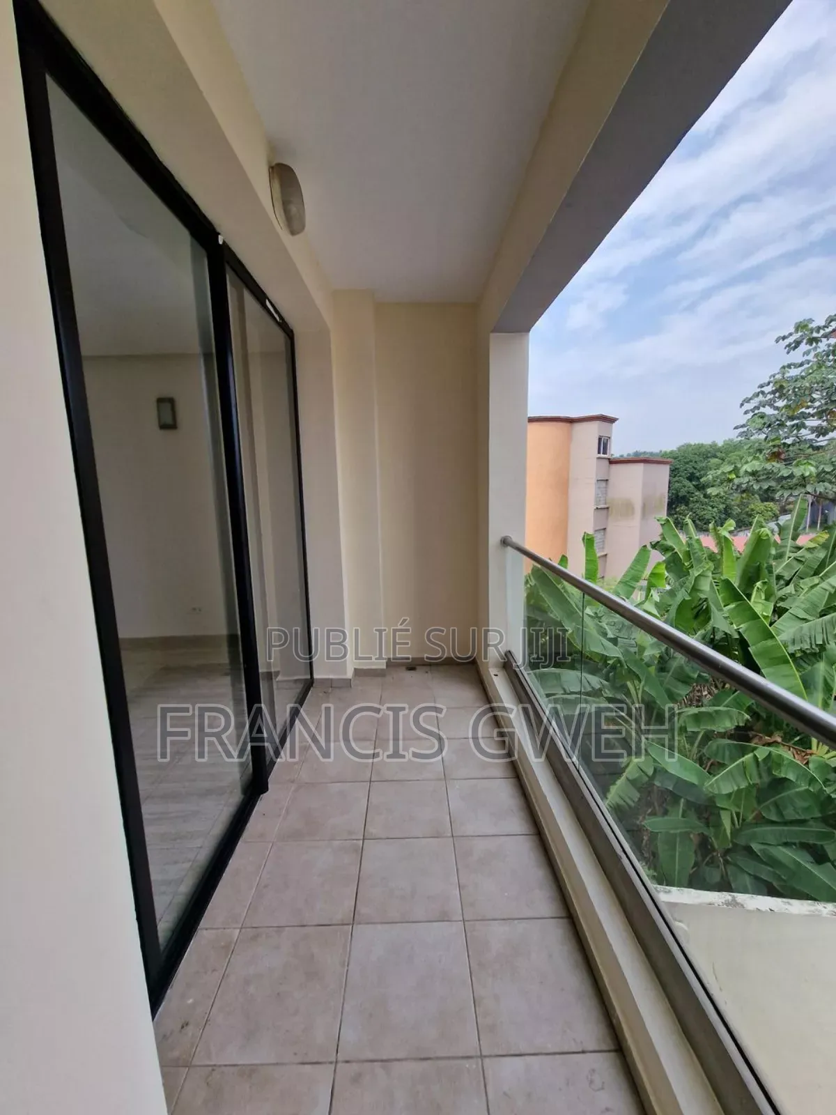 3chbre Appartement dans Francis Gweh, Cocody à Louer