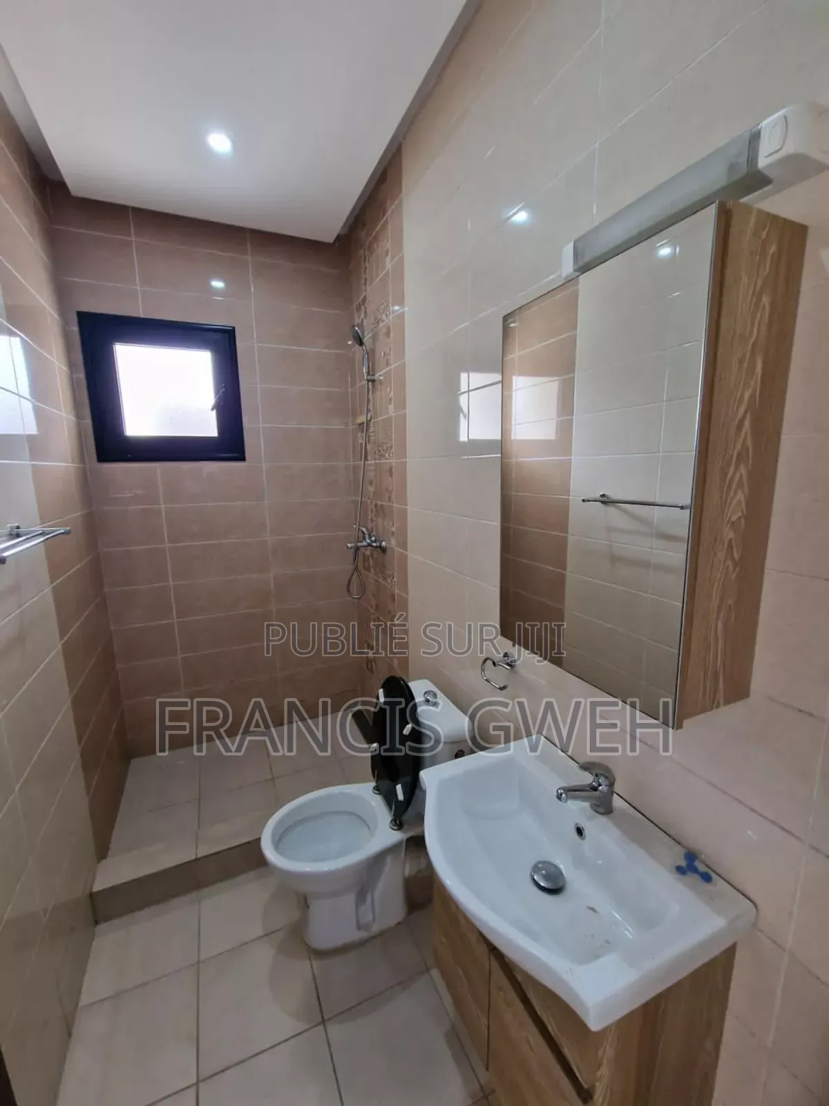 3chbre Appartement dans Francis Gweh, Cocody à Louer