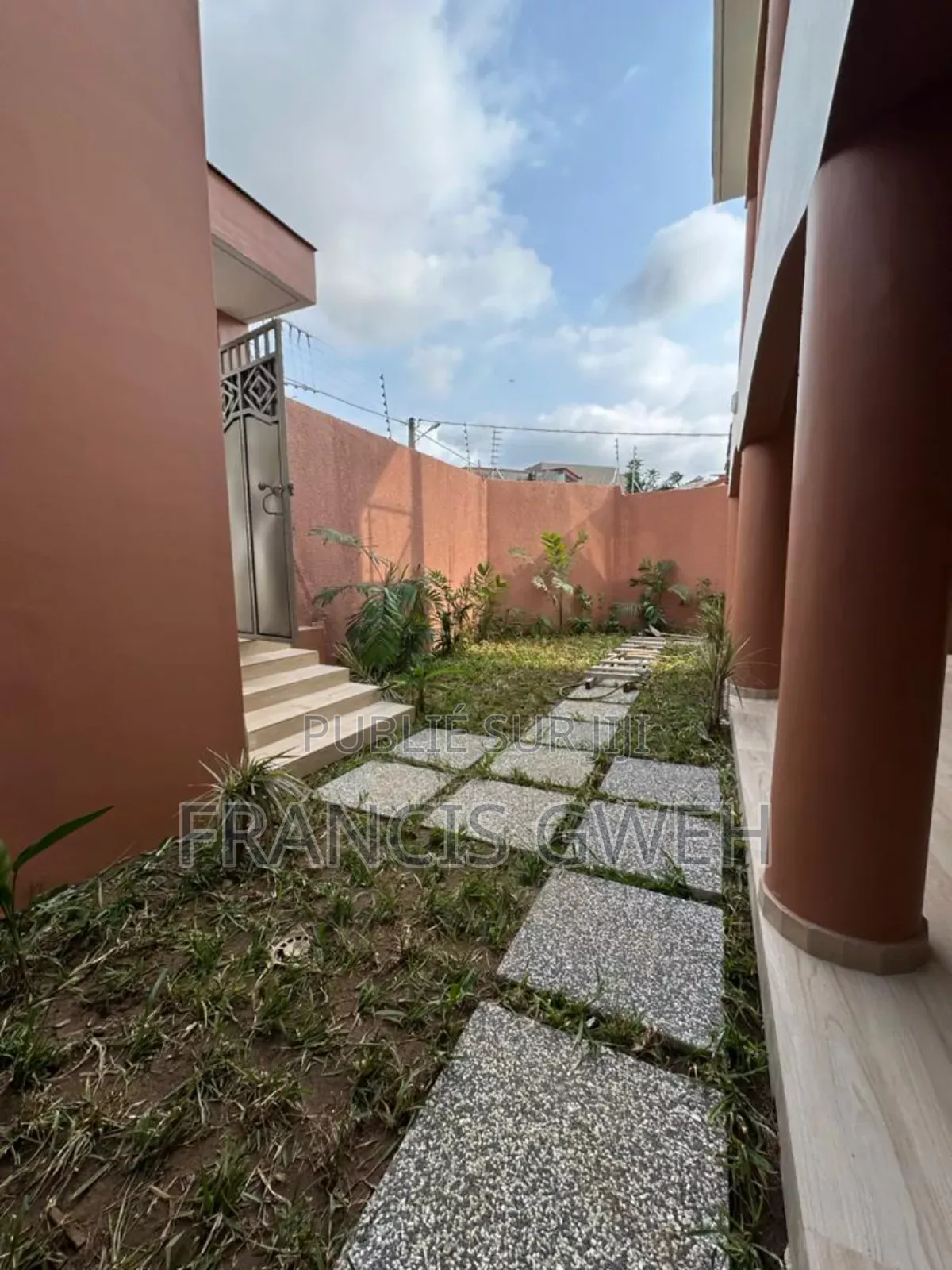 4chbre Duplex dans Francis Gweh, Cocody à Louer