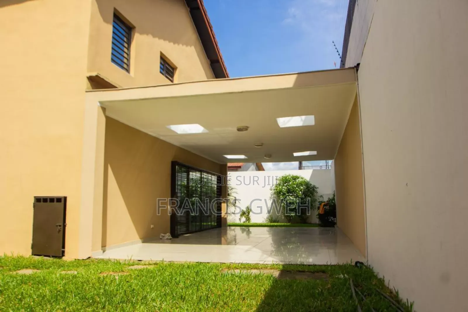 4chbre Duplex dans Francis Gweh, Cocody à Louer