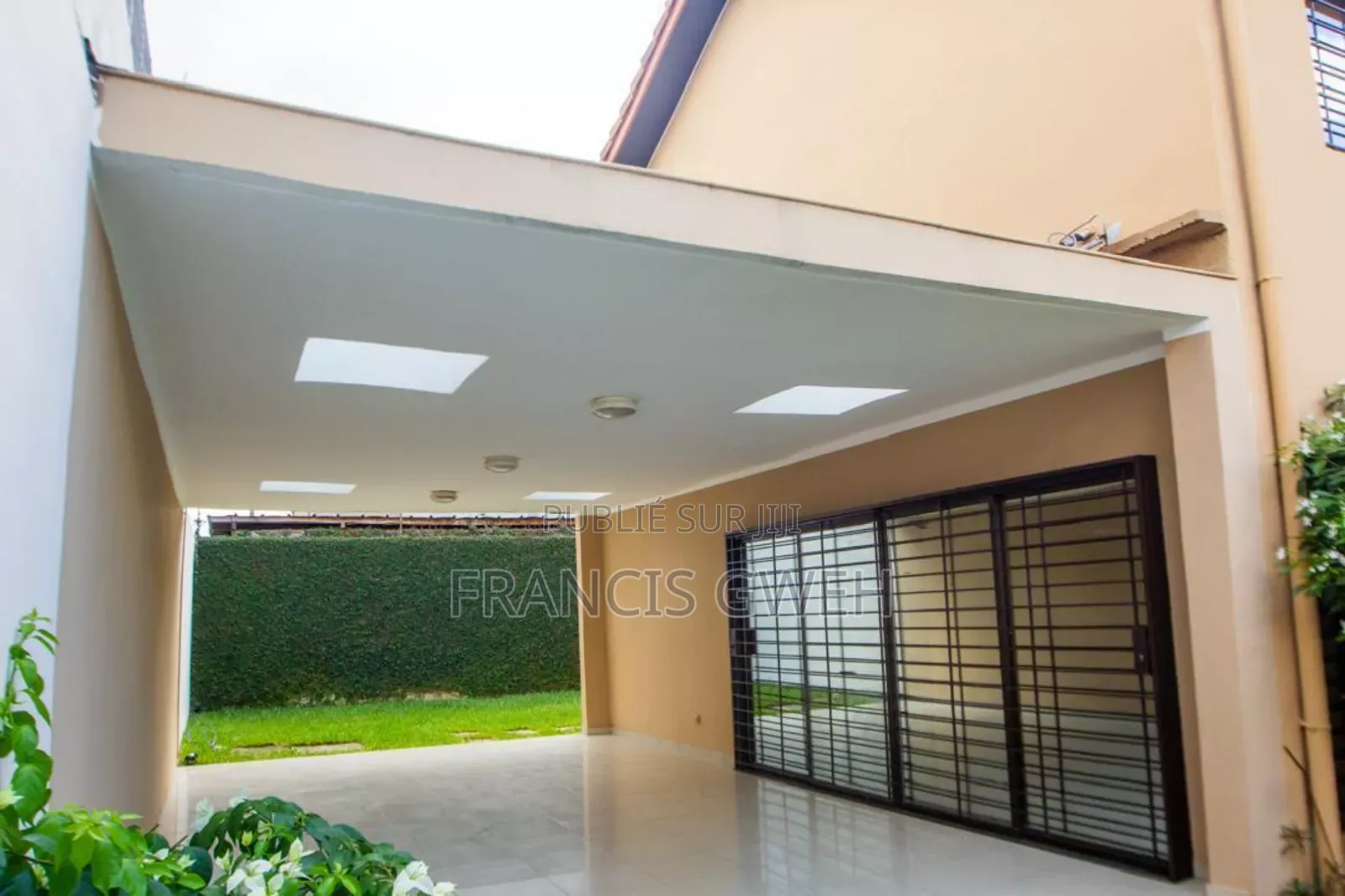 4chbre Duplex dans Francis Gweh, Cocody à Louer