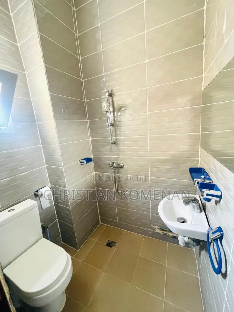 Magnifique 2 Pièces Situé À Angre CGK Au 1er