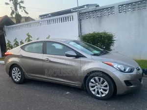 Hyundai Elantra GLS Sedan FWD (1.8L 4cyl 6A) 2013 Gris