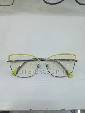 Lunette Disponible Même Avec Ceux Qui Ont Des Ordonnances